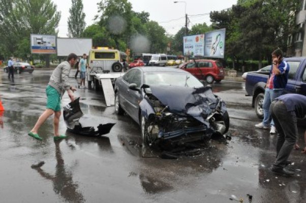 Accident la Spitalul de Boli Infecţioase: două maşini s-au făcut praf - galerie foto